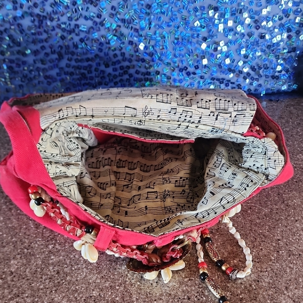 Wrangler, Red Shell and Music Design Shoulder Bag . - Picture 7 of 15